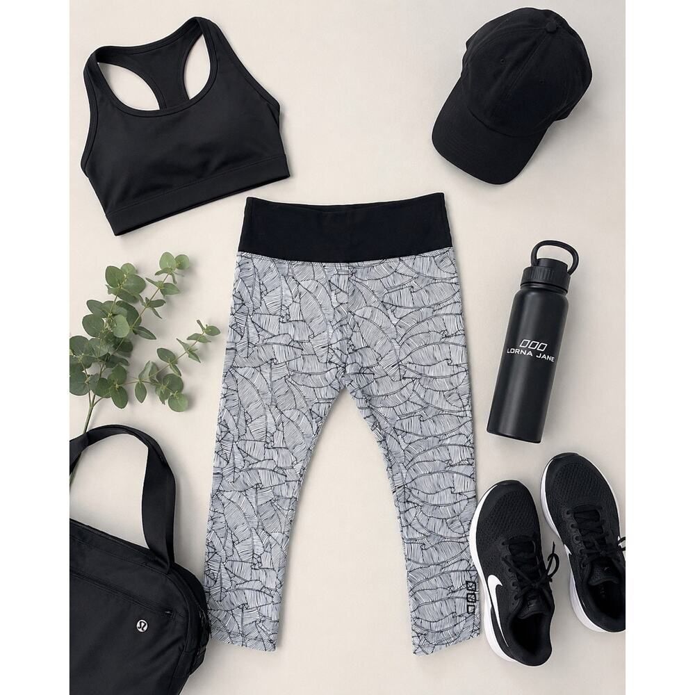 Lorna Jane Banana Leaf Print Cropped Leggings Activewear Capri Pants Black White